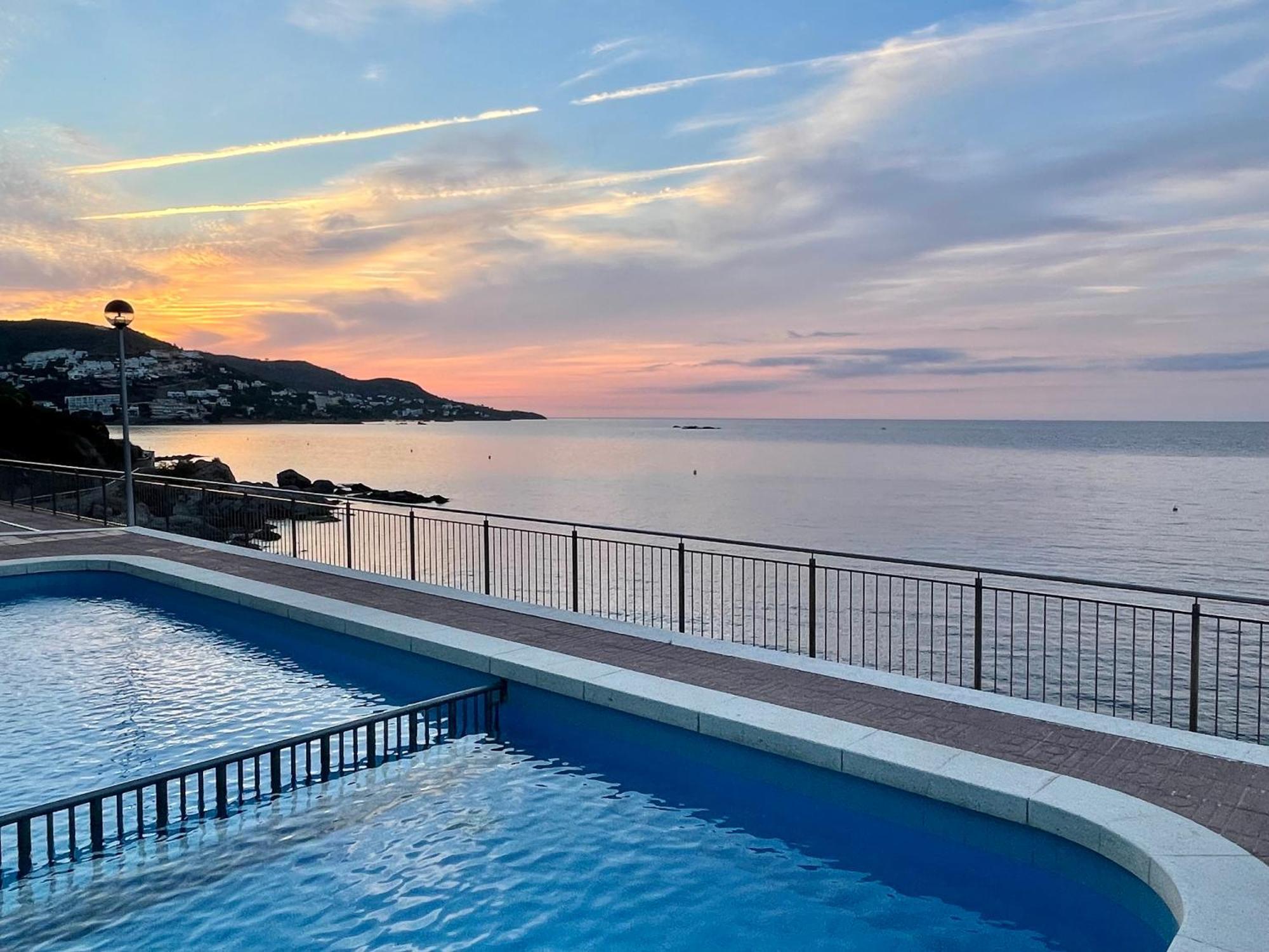 Magnifique Appartement En Front De Mer, Caneylles Roses Exterior photo